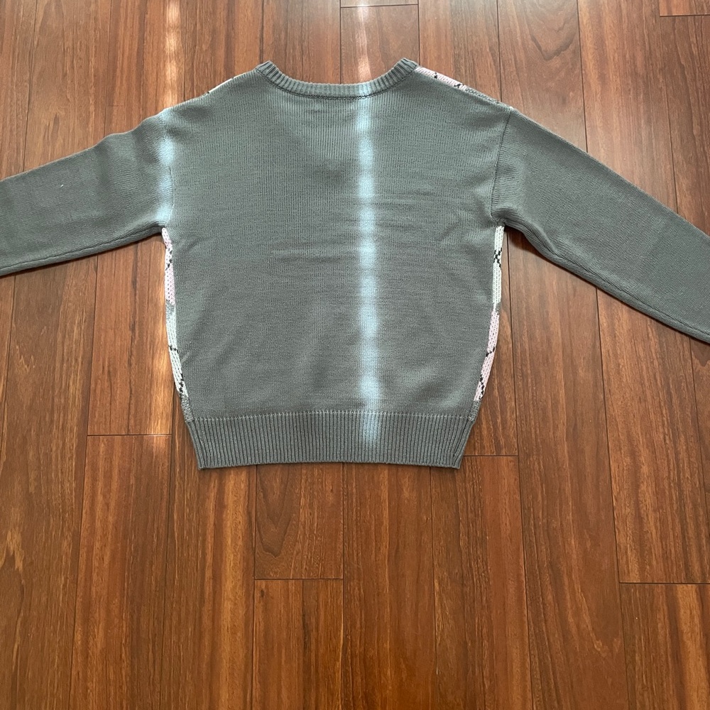 One size fits most. Cute argyle grey sweater with pink and white.